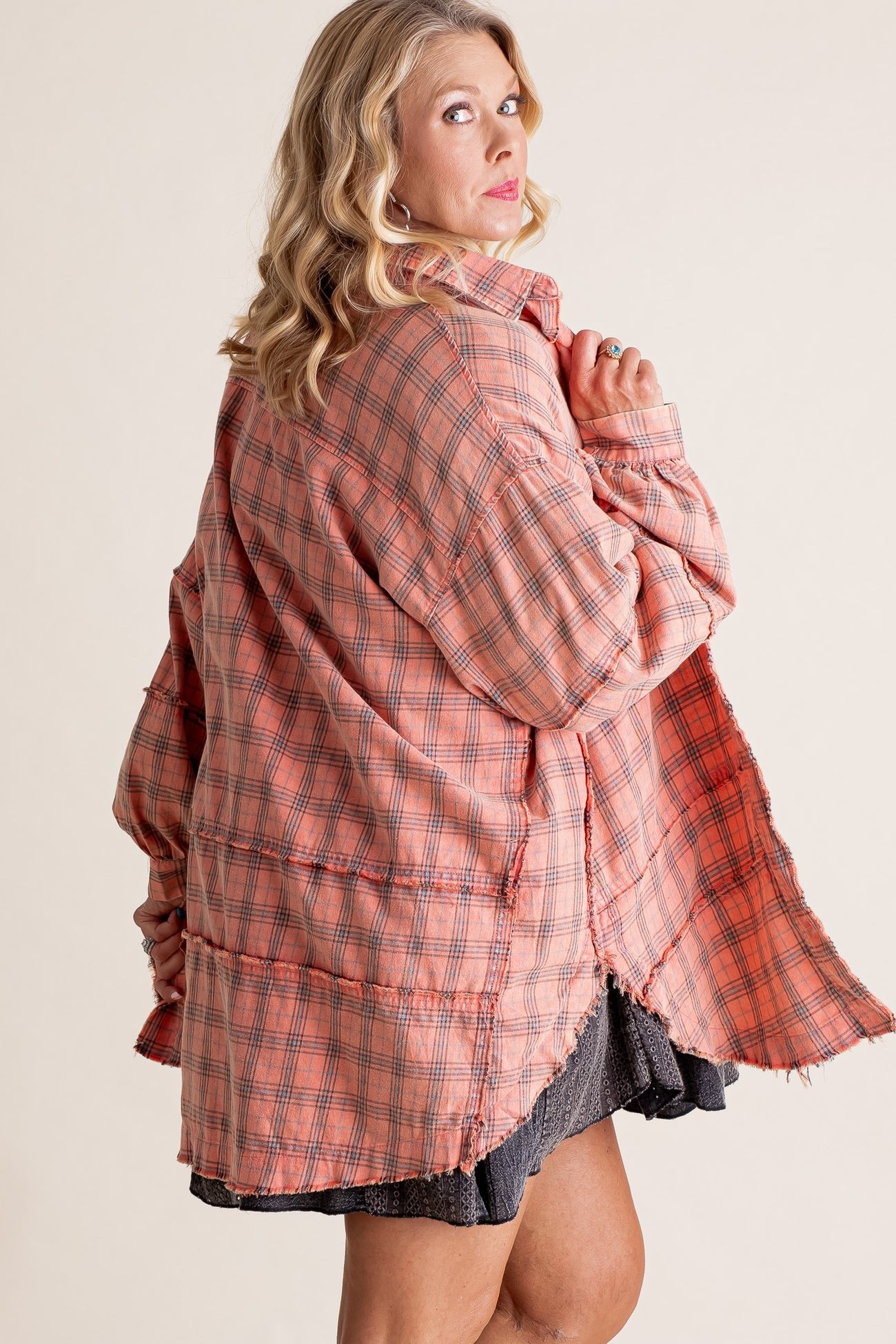 👚Women's Seams Raw Edge Washed Oversized Shirt Jacket with Pockets