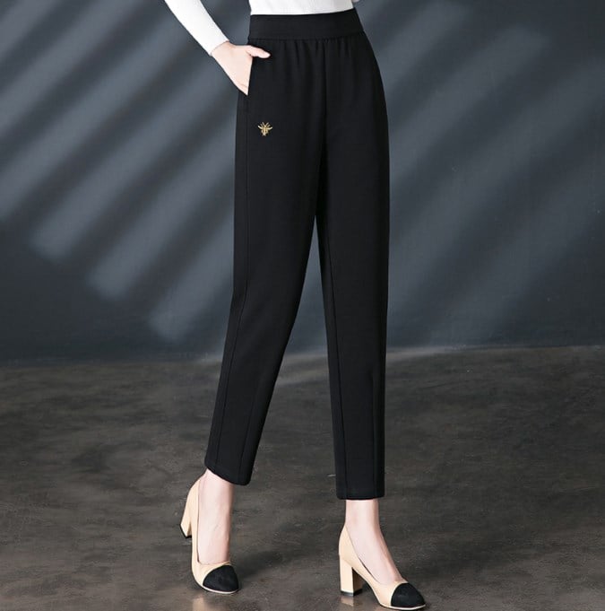 Loose-fitting high-waisted slacks