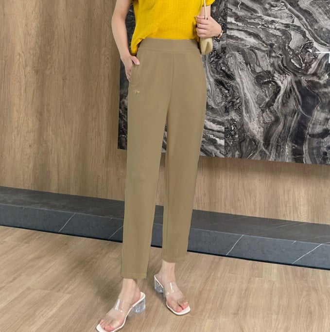 Loose-fitting high-waisted slacks