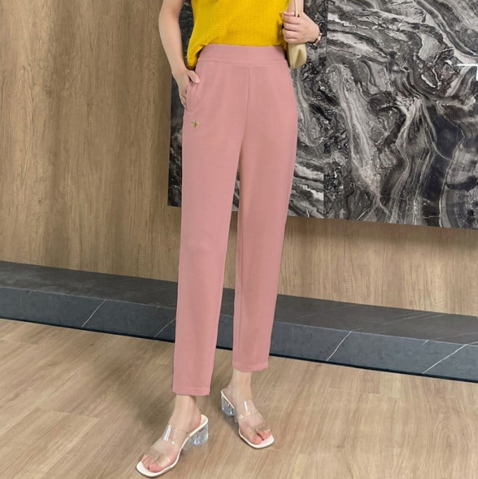 Loose-fitting high-waisted slacks