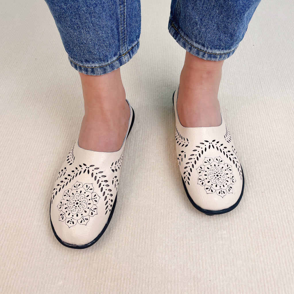 🔥 Casual All-match Hollow Slippers