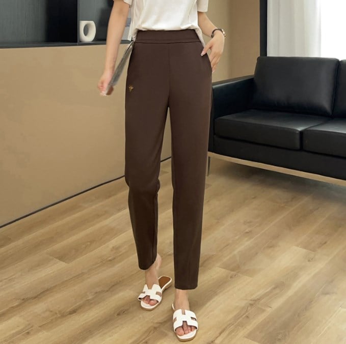Loose-fitting high-waisted slacks